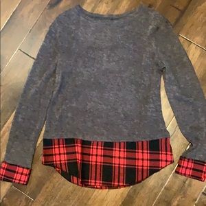 Long sleeve gray knit sweater w/flannel underlay